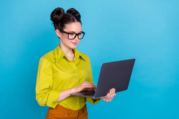 スマートマネージャの女性のホールドの写真は、青の色の背景に隔離された無線ネットブック書き込みメッセージを使用します — ストック写真