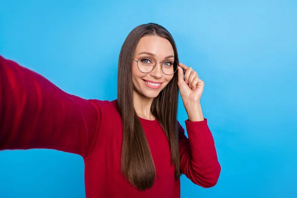 Foto de linda jovem senhora fazer selfie usar óculos borgonha pulôver isolado no fundo de cor azul — Fotografia de Stock