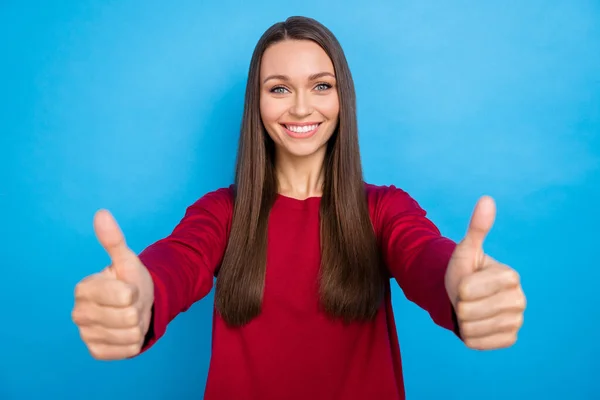 Фото молодого сладкого длинные волосы леди большой палец вверх носить красный свитер изолированы на синем фоне цвета — стоковое фото