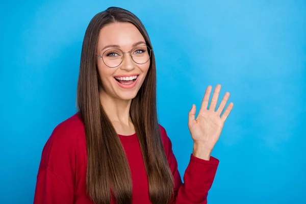 Foto de impressionado jovem senhora onda desgaste óculos camisa vermelha isolada no fundo de cor azul — Fotografia de Stock