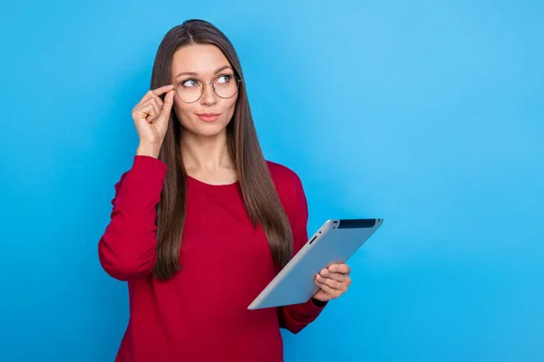 Foto av chefen ung dam hålla tablett ser promo bära glasögon röd skjorta isolerad på blå färg bakgrund — Stockfoto