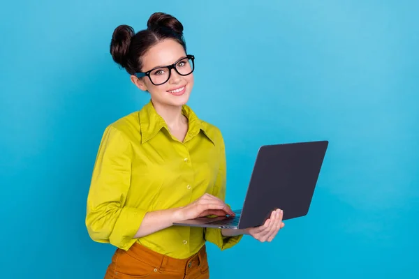 Retrato de alegre inteligente senhora segurar netbook sem fio coworking isolado no fundo de cor azul — Fotografia de Stock