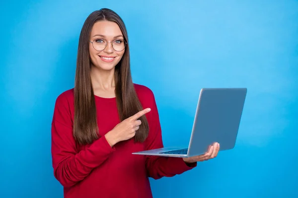 Foto di hr millennial lady index laptop indossare occhiali camicia rossa isolato su sfondo di colore blu — Foto Stock