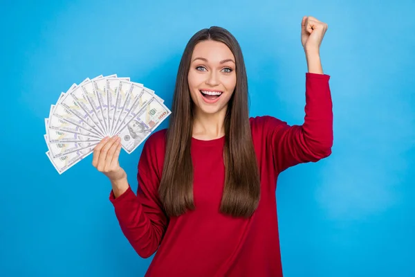 Foto van koele duizendjarige dame houden geld schreeuwen dragen bordeaux shirt geïsoleerd op blauwe kleur achtergrond — Stockfoto