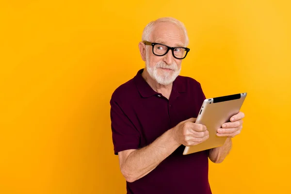Bild av äldre man använda tablett tror dröm idé ser tomt utrymme isolerad över gul färg bakgrund — Stockfoto