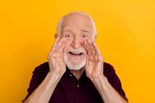Φωτογραφία του ηλικιωμένου ενθουσιασμένοι χέρια άνθρωπος κοντά στο στόμα φωνάζουν πληροφορίες κουτσομπολιά απομονώνονται πάνω από κίτρινο χρώμα φόντο — Φωτογραφία Αρχείου