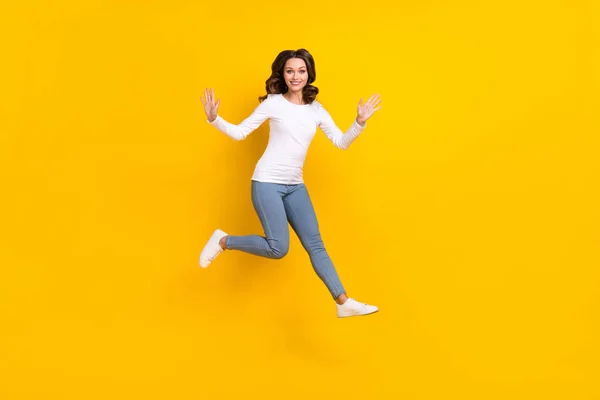 Photo of shiny podekscytowany kobieta nosić białą koszulę skoki wysoki spada odizolowany żółty kolor tła — Zdjęcie stockowe