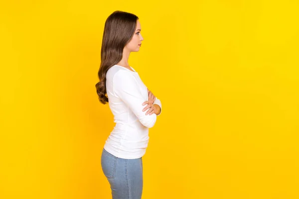 Foto de perfil de encantadora dama de negocios cruzados brazos mirada espacio vacío desgaste camisa blanca aislado color amarillo fondo —  Fotos de Stock