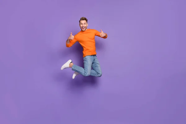 Полная длина фото хорошего настроения энергичный спортивный человек рекомендую вам торговые сделки сезон изолирован на фиолетовом фоне цвета — стоковое фото