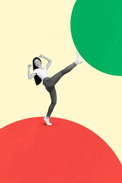 Retrato composto vertical de preto branco gama forte menina perna segurar enorme queda bola isolada no desenho de fundo — Fotografia de Stock