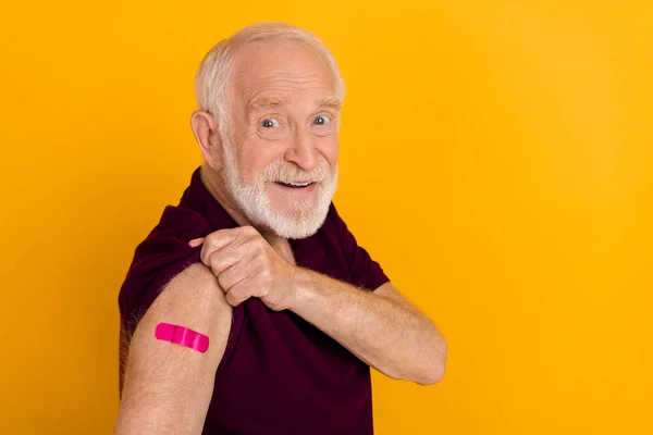 Foto del lado del perfil de un hombre mayor vacunado campaña de anticuerpos covid-19 prevención aislada sobre fondo de color amarillo —  Fotos de Stock