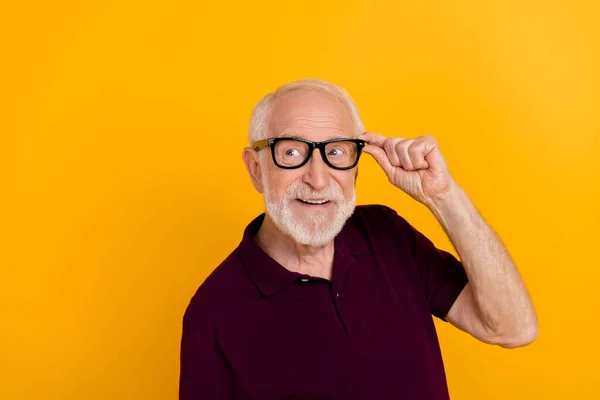 Fénykép idős férfi csoda álom néz üres tér gondolkodású okos elszigetelt sárga szín háttér — Stock Fotó