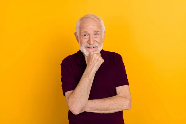 Akıllı yaşlı adamın yumruk suratının fotoğrafı sarı arkaplanda izole edilmiş koyu renk tişört giy. — Stok fotoğraf