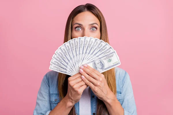 Genç ve güzel bir kadının fotoğrafı paranın yarısını karşılıyor. Para geliri maaşı pembe renkli arka planda izole edilmiş. — Stok fotoğraf