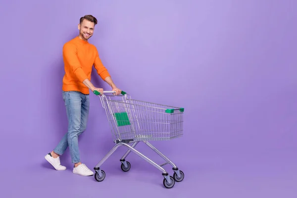 Full body photo of cheerful handsome man go shopping buy products for romantic dinner isolated on violet color background — ストック写真