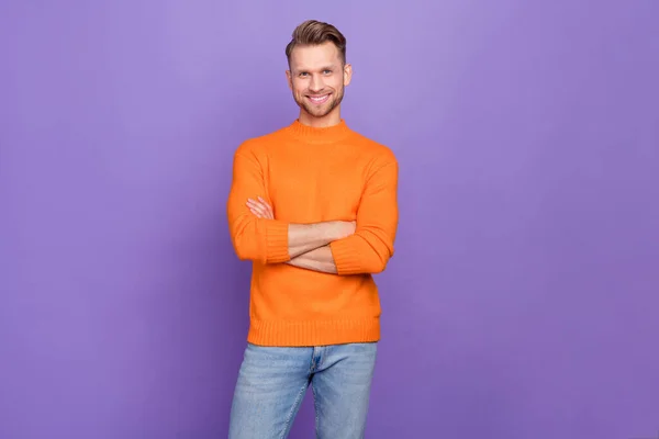 카메라 에 포즈를 취하고 있는 믿음직 한 사업가의 사진은 보라색 배경에 고립된 따뜻 한 스웨터 를 입고 있다 — 스톡 사진