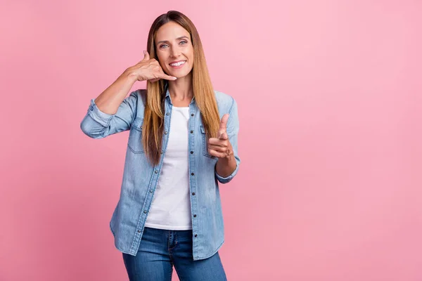 Foto av ung vacker kvinna visa fingrar ringa tecken val välja flirtig isolerad över rosa färg bakgrund — Stockfoto