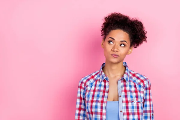 Foto de pensar jovem penteado encaracolado senhora olhar promo desgaste camisa azul isolado no fundo cor-de-rosa — Fotografia de Stock