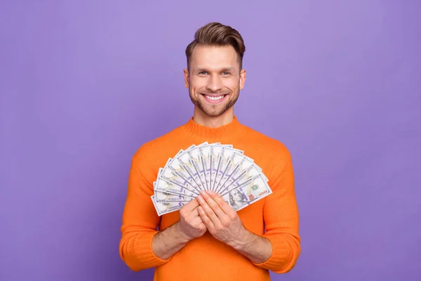 Foto de alegre bom humor empresário segurar dinheiro seu orçamento ganhar loteria isolada em fundo cor violeta — Fotografia de Stock