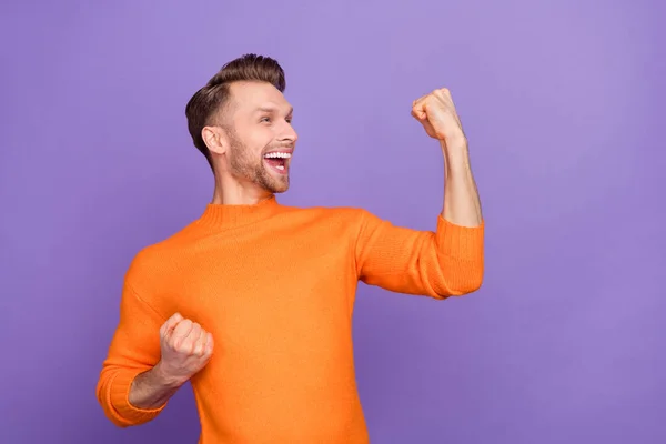Foto de risa alegre gritando hombre levantar los puños celebrar la victoria ganar dinero aislado en el fondo de color púrpura —  Fotos de Stock