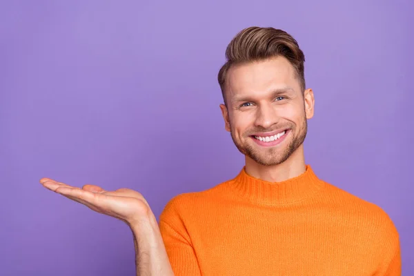 Retrato de bom humor radiante masculino anunciar que você produto promover compras cupom vendas isoladas em fundo cor violeta — Fotografia de Stock