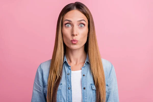 Foto de jovem bonita mulher amuada lábios enviar ar beijo romance girlish isolado sobre cor rosa fundo — Fotografia de Stock