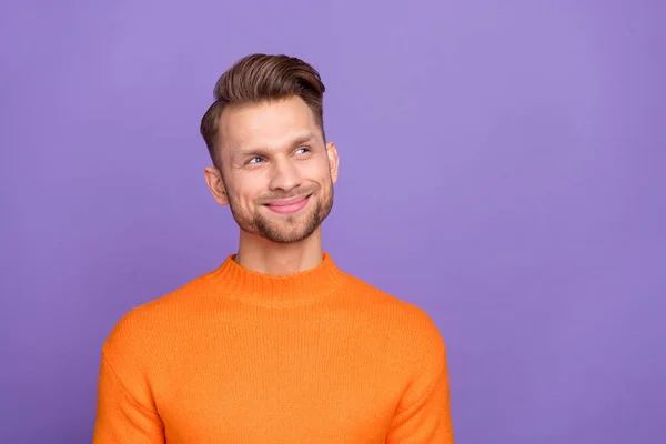 Foto de joven interesado soñador macho ver compras temporada gangas promoción aislado sobre fondo de color púrpura — Foto de Stock