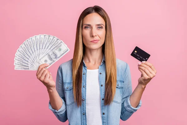 Genç bayanın resmi banka kartı karlı yardım parası düşünceli finansman pembe renkli arka plan üzerinde izole — Stok fotoğraf
