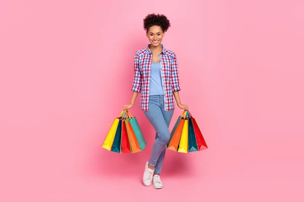 Volledige lengte lichaamsgrootte uitzicht van aantrekkelijke vrolijke meisje dragen nieuwe dingen cadeaus winkel geïsoleerd over roze pastel kleur achtergrond — Stockfoto