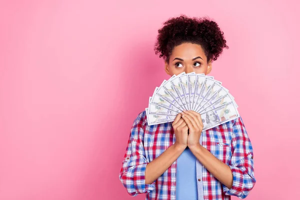 Foto van mooie brunette dame houden geld kijk ad slijtage geruite shirt geïsoleerd op roze kleur achtergrond — Stockfoto