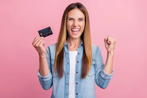 Fénykép a fiatal izgatott nő ünnepli siker szerencse profit jövedelem bankkártya elszigetelt felett rózsaszín színű háttér — Stock Fotó