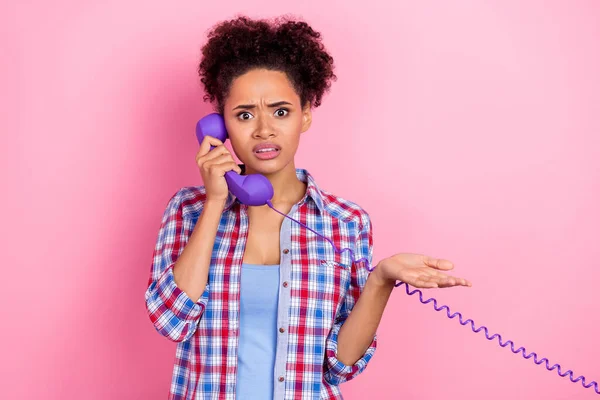 Φωτογραφία από λυπημένη μελαχρινή κυματιστό χτένισμα κυρία μιλούν τηλέφωνο φορούν μπλε πουκάμισο απομονώνονται σε ροζ φόντο χρώμα — Φωτογραφία Αρχείου