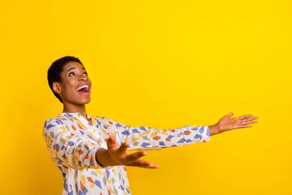 Foto av upphetsad galen person öppnade armar ser tomt utrymme vänta förvänta isolerad på gul färg bakgrund — Stockfoto