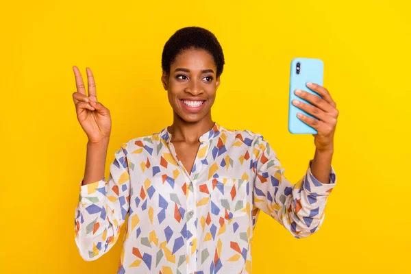 Portret van vriendelijke persoon nemen selfie opname video hand vingers tonen v-teken geïsoleerd op gele kleur achtergrond — Stockfoto