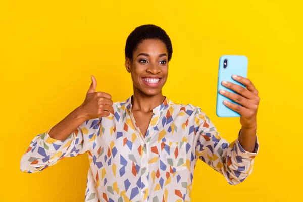 Foto van korte haar persoon nemen selfie hand vinger demonstreren duim omhoog geïsoleerd op gele kleur achtergrond — Stockfoto