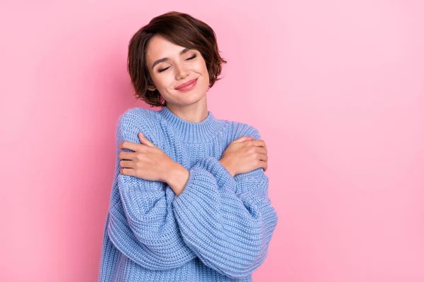 Portret van schattig meisje gesloten ogen knuffel schouders zijdeachtige kleding geïsoleerd op roze kleur achtergrond — Stockfoto