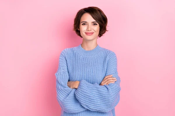 Foto di bella signora allegra con le braccia incrociate rilassante nel fine settimana in maglione confortevole isolato su sfondo rosa pastello — Foto Stock