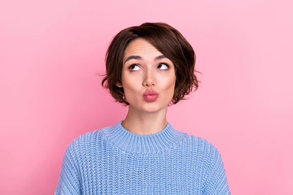 Foto de adorable buen humor señora pucheros labios buscando espacio vacío soñando aislado sobre fondo de color rosa — Foto de Stock