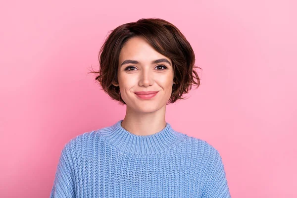 Retrato de adorable dulce mujer joven positiva sonriendo usando pastel azul cómodo suéter aislado sobre fondo de color rosa — Foto de Stock