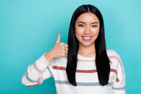 Foto de buena chica coreana humor que muestra el pulgar hacia arriba promover que el producto aislado en el fondo de color verde azulado —  Fotos de Stock