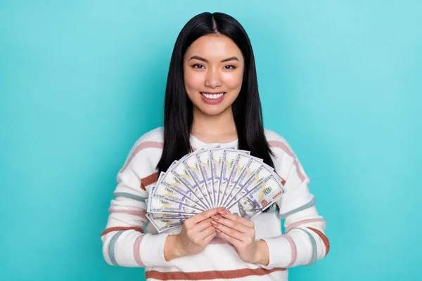 Portrait de mignon charme japonais ethnicité femelle gagner de l'argent loterie devenir millionnaire isolé sur fond de couleur sarcelle — Photo