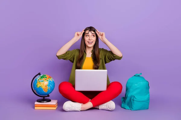 Portret van aantrekkelijke vrolijke verbaasd meisje met behulp van laptop onderzoek web geïsoleerd over violet paarse kleur achtergrond — Stockfoto