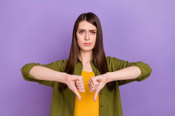 Retrato de atraente triste desapontado menina mostrando duplo polegar para baixo isolado sobre violeta cor roxa fundo — Fotografia de Stock