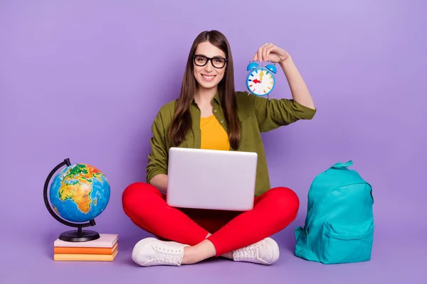 Portré vonzó vidám képzett lány segítségével laptop gazdaság gyerekes időzítő elszigetelt ibolya lila színű háttér — Stock Fotó