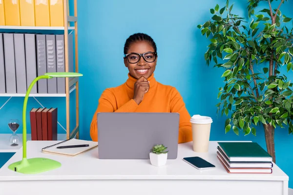 Porträt der schönen trendigen fröhlich qualifizierte Mädchen Experte mit Laptop Vorbereitung Finanzbericht isoliert über blauem Hintergrund — Stockfoto