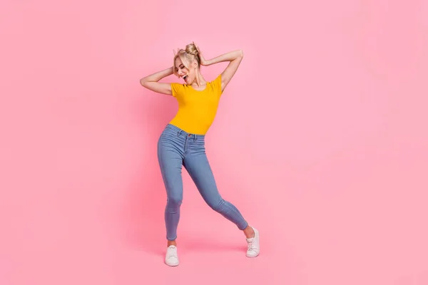 Foto de cuerpo completo de la señora rubia fresca danza desgaste camiseta jeans calzado aislado sobre fondo de color rosa — Foto de Stock
