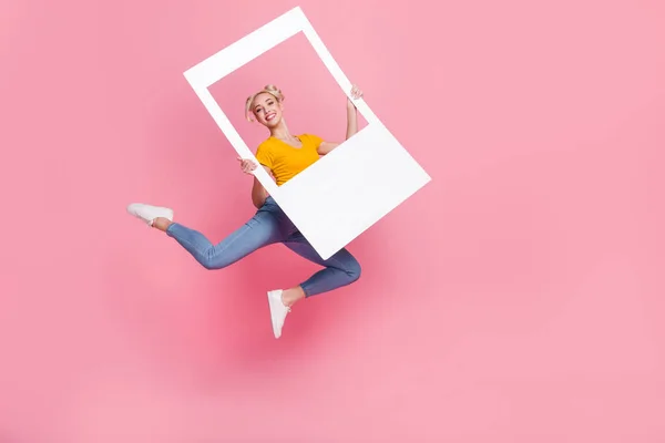 Foto full size di abbigliamento casual donna che salta rilassante il fine settimana estivo isolato su sfondo di colore rosa — Foto Stock