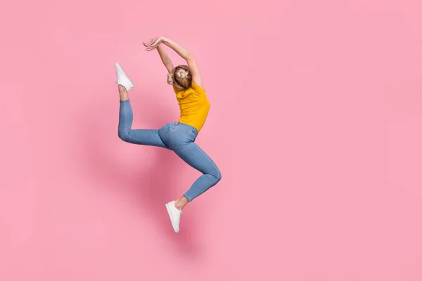 Foto de espinha traseira tamanho completo de adorável despreocupado bonito senhora saltando brincando em torno isolado no fundo cor-de-rosa — Fotografia de Stock