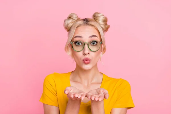 Foto van zoete jonge blonde dame blow kiss dragen brillen t-shirt geïsoleerd op roze kleur achtergrond — Stockfoto