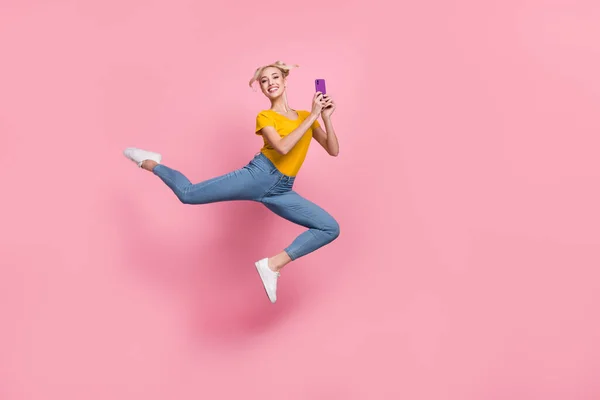 フルサイズ写真の跳躍陽気な女の子ブラウジングで電話5g接続隔離されたピンク色の背景 — ストック写真